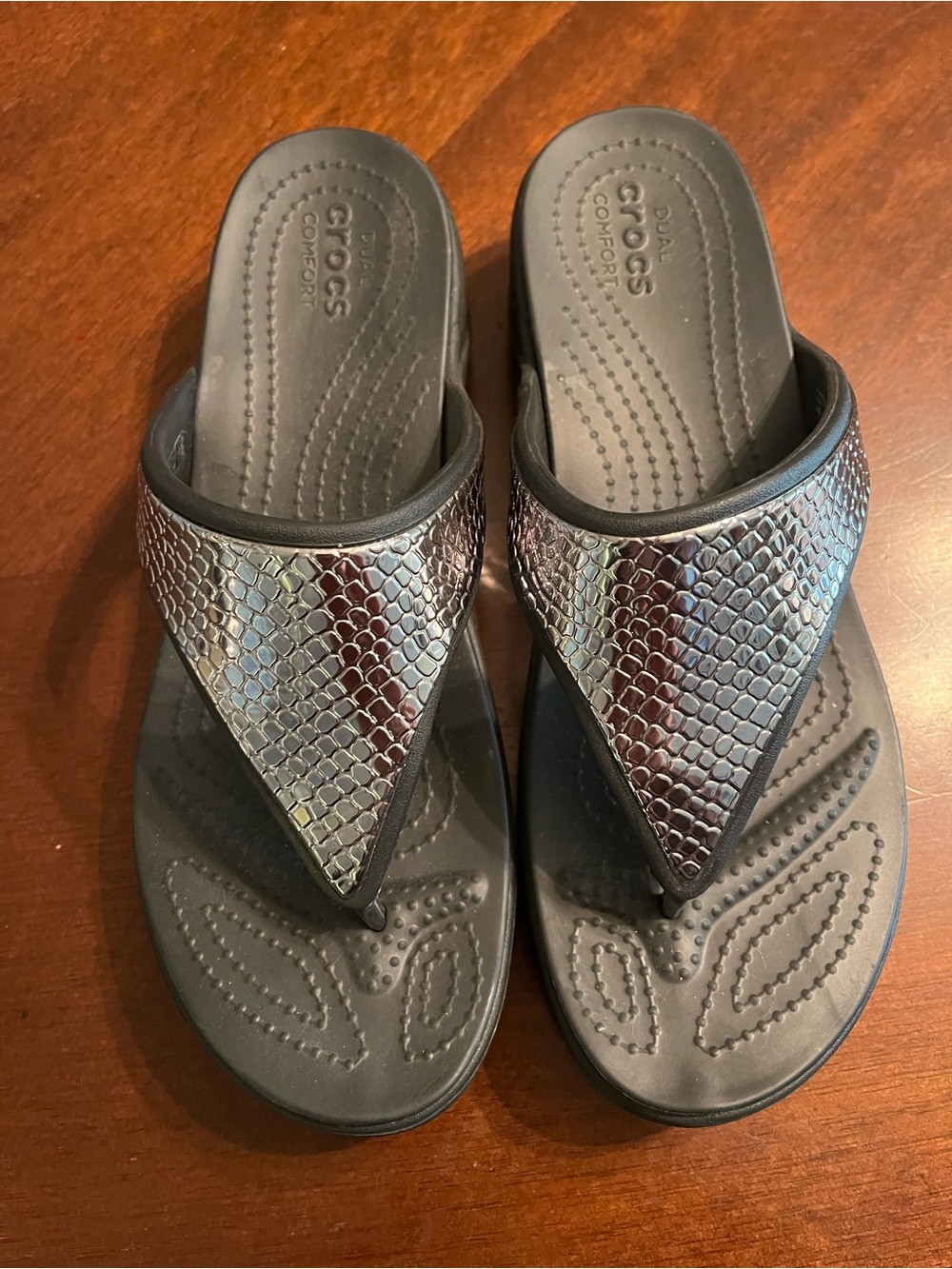 CROCS Women’s Metallic Silver Snake-Print Thong Sandals - Picture 4 of 11
